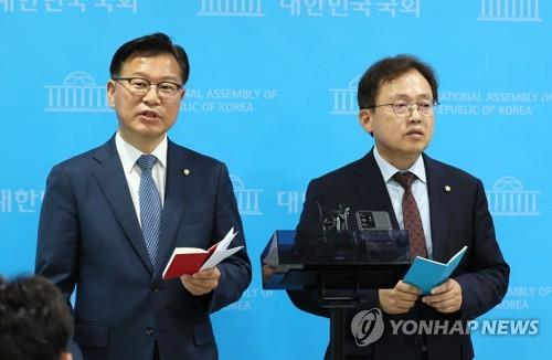 Rep. Lee Yang-soo of the ruling People Power Party (L) and Rep. Song Ki-hun of the main opposition Democratic Party announce in Seoul on June 8, 2023, that a parliamentary investigation will be conducted into the National Election Commission over allegations that children of senior officials were employed at the agency through favoritism. (Yonhap)