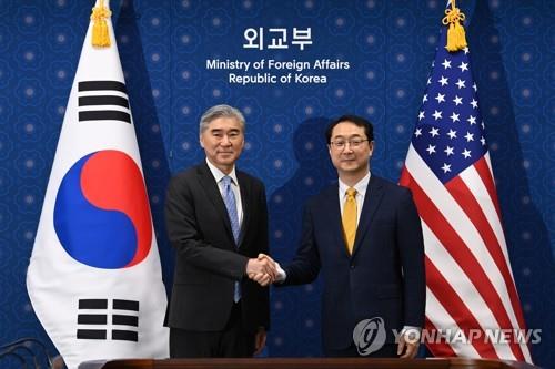 Esta foto de archivo, tomada el 6 de abril de 2023, muestra al principal negociador nuclear de Corea del Sur, Kim Gunn (derecha), y a su homólogo estadounidense, Sung Kim, posando para una foto antes de sus conversaciones sobre las armas nucleares de Corea del Norte en el Ministerio de Relaciones Exteriores en Seúl. .  (Yonhap)