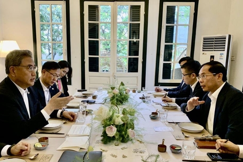 El Ministro de Relaciones Exteriores Park Jin (izquierda) habla con su homólogo vietnamita, Bui Thanh Son (derecha), durante un desayuno en Hanoi, el 24 de junio de 2023, según lo dispuesto por el Ministerio de Relaciones Exteriores de Seúl.  (FOTO NO A LA VENTA) (Yonhap)