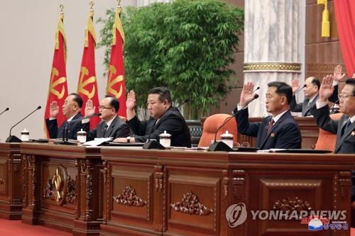 Esta foto proporcionada por la Agencia Central de Noticias de Corea del Norte el 19 de junio de 2023 muestra una reunión plenaria del octavo Comité Central del gobernante Partido de los Trabajadores de Corea, con la asistencia del líder Kim Jong-un.  La reunión de tres días tuvo lugar del 16 al 18 de junio.  (Para uso exclusivo en la República de Corea. Sin redistribución) (Yonhap)