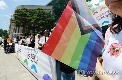 Activistas cívicos y participantes del Festival de Cultura Queer de Seúl realizan una conferencia de prensa frente al Ayuntamiento de Seúl el 1 de julio de 2023, criticando al gobierno municipal por discriminar a las minorías sexuales.  (Yonhap)