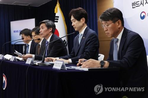 Park Ku-yeon (tercero desde la izquierda), el primer subjefe de la Oficina de Coordinación de Políticas Gubernamentales, habla durante una sesión informativa diaria el 5 de julio de 2023. (Yonhap) 