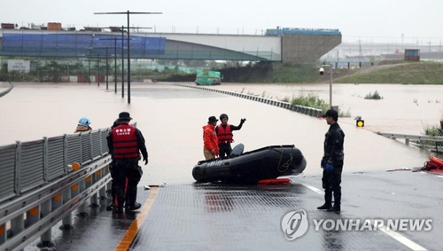 Se está llevando a cabo una operación de rescate en una carretera sumergida en Cheongju, provincia de Chungcheong del Norte, el 15 de julio de 2023. (Yonhap)