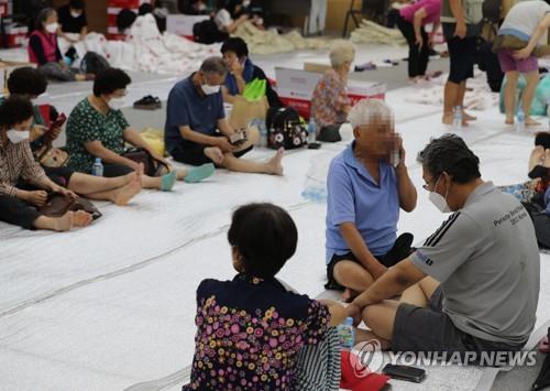 Los evacuados se refugian en una universidad en Gongju, provincia de Chungcheong del Sur, el 15 de julio de 2023. (Yonhap)