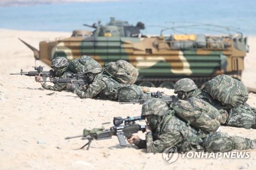 Esta foto, tomada el 29 de marzo de 2023, muestra a las tropas participando en el ejercicio de desembarco anfibio Ssangyong de Corea del Sur y EE. UU. en Pohang, 272 kilómetros al sureste de Seúl.  (Yonhap)