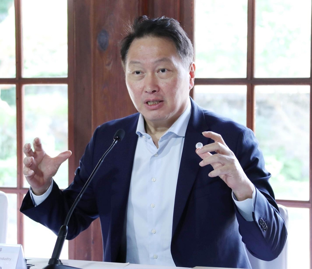 SK Group Chairman and Korea Chamber of Commerce and Industry (KCCI) Chair Chey Tae-won speaks during a press conference with foreign correspondents in Seoul on July 26, 2023, in this photo provided by the KCCI. (PHOTO NOT FOR SALE) (Yonhap)