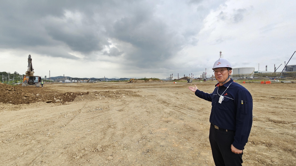 An SK Geocentric Co. official gives a tour of the construction site for the Advanced Recycling Cluster in the industrial city of Ulsan, some 300 kilometers southeast of Seoul, in this photo provided by SK Innovation Co. on Sept. 13, 2023. (PHOTO NOT FOR SALE) (Yonhap) 