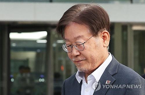 (2nd LD) Prosecutors request arrest warrant for Lee over development, N.K. remittance scandals