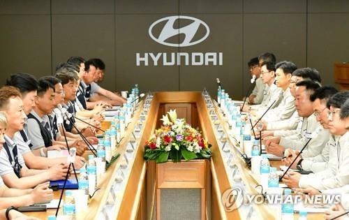 This file photo, provided by Hyundai Motor Co. on June 13, 2023, shows the company's management and labor union holding preliminary wage talks. (PHOTO NOT FOR SALE) (Yonhap)