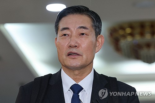Defense Minister nominee Shin Won-sik speaks to reporters at the defense ministry compound in central Seoul on Sept. 15, 2023. (Yonhap)