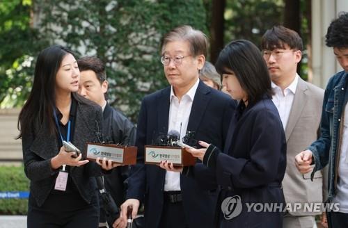 Rep. Lee Jae-myung, chairman of the main opposition Democratic Party, enters the Seoul Central District Court on Oct. 6, 2023. (Yonhap)