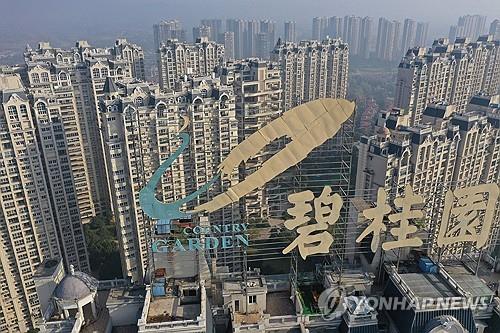 2021년 10월 31일 AFP가 촬영한 이 항공 사진은 중국 전장에 있는 한 건물 꼭대기에 중국 개발사 컨트리 가든 홀딩스의 로고를 보여줍니다.  (사진은 비매품입니다) (연합)