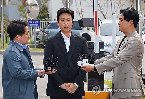 Actor Lee Sun-kyun (C) arrives at Nonhyeon police station in Incheon, west of Seoul, on Nov. 4, 2023, to undergo questioning over his suspected drug use. (Yonhap)