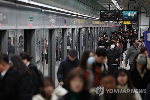 Los pasajeros se mueven en una plataforma del metro en una estación de Seúl el 8 de noviembre de 2023. (Yonhap)