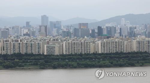 This file photo taken Aug. 15, 2022, shows a Hyundai apartment complex in Apgujeong, southern Seoul. (Yonhap)