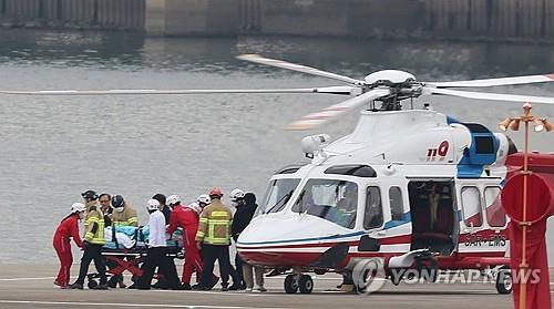 El líder de la oposición Lee Jae-myung es trasladado a un hospital en Seúl después de haber sido apuñalado en el cuello durante una visita a la ciudad portuaria de Busan, en el sureste del país, el 2 de enero de 2024. (Yonhap)