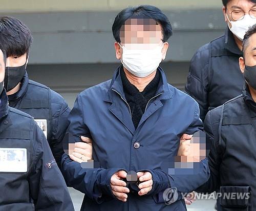 The assailant of opposition leader Lee Jae-myung leaves a police station in the southeastern city of Busan on Jan. 4, 2024, to attend a court hearing. (Yonhap)