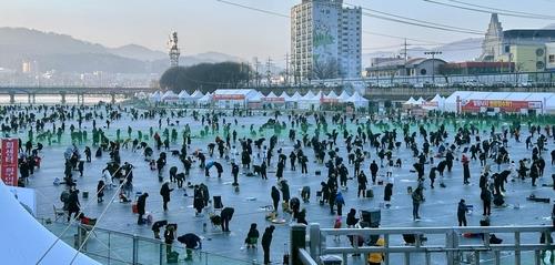 En esta fotografía proporcionada por el condado de Hwacheon, el 6 de enero de 2024, los visitantes participan en la pesca en hielo en el Festival anual de hielo Hwacheon Sancheoneo en Hwacheon, en la provincia de Gangwon, a unos 90 kilómetros al noreste de Seúl.  (FOTO NO EN VENTA) (Yonhap) 