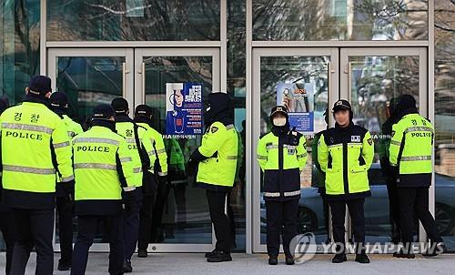 Los agentes de policía, enviados al edificio de la Asociación Médica de Corea (KMA), están de servicio en la entrada el 1 de marzo de 2024, después de que la policía allanara la oficina de la KMA en una investigación sobre la huelga de los médicos.  (Yonhap) 