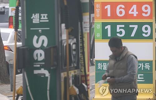 A signboard at a gas station in Seoul shows gasoline and diesel prices on March 3, 2024. (Yonhap)
