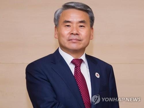 This undated file photo provided by the defense ministry shows former Defense Minister Lee Jong-sup. (PHOTO NOT FOR SALE) (Yonhap)