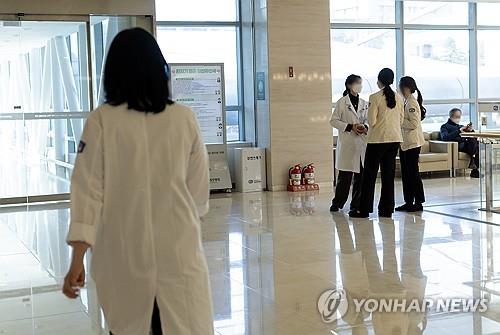Trabajadores médicos hablan en un hospital general de Seúl el 4 de marzo de 2024. (Yonhap)