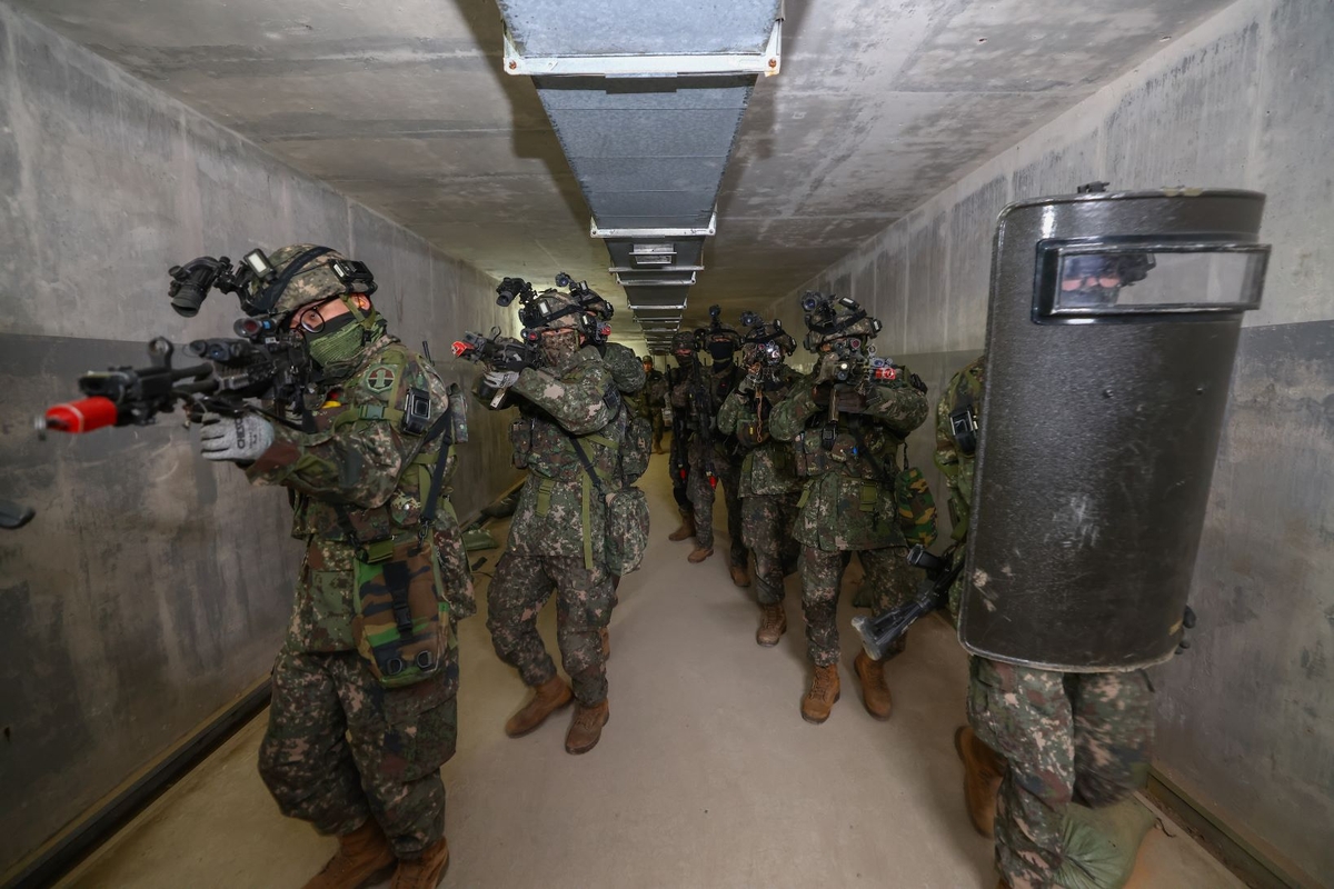 South Korean and American troops conduct urban warfare drills at a training ground in Paju, 37 kilometers northwest of Seoul, in this photo provided by the Army on March 21, 2024. (PHOTO NOT FOR SALE) (Yonhap)