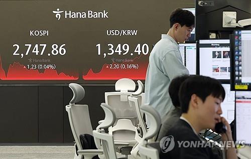 Esta foto tomada el 1 de abril de 2024 muestra la sala de operaciones del Hana Bank en Myeongdong, en el centro de Seúl.  (Yonhap) 