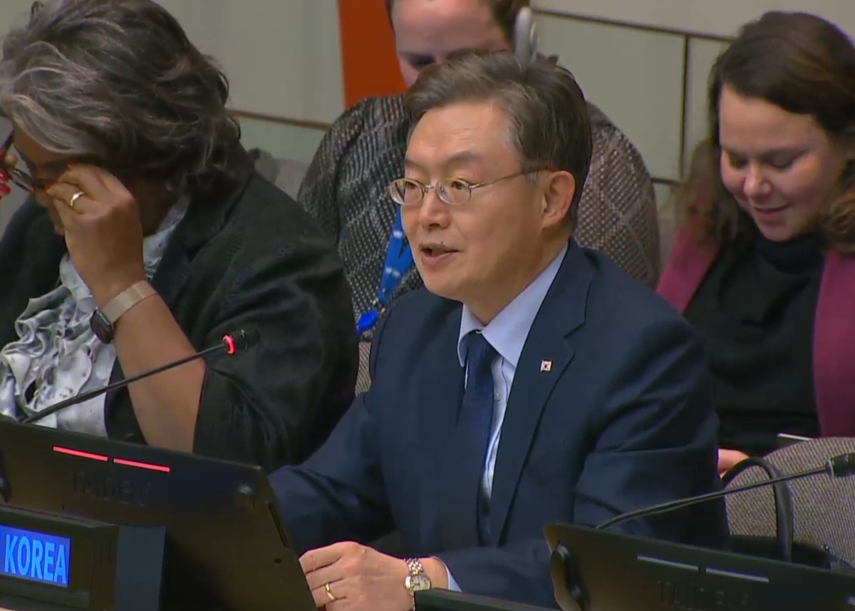 El embajador de Corea del Sur ante la ONU, Hwang Joon-kook, habla durante una reunión del Consejo de Seguridad de la ONU sobre ciberseguridad en la sede de la ONU en Nueva York el 4 de abril de 2024, en esta fotografía capturada de UN Web TV.  (FOTO NO EN VENTA) (Yonhap)