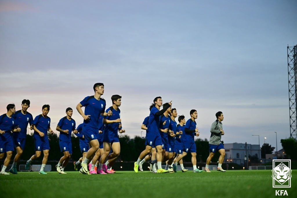 South Korean players train for the Asian Football Confederation U-23 Asian Cup at Al Ersal Training Site in Doha on April 12, 2024, in this photo provided by the Korea Football Association. (PHOTO NOT FOR SALE) (Yonhap)