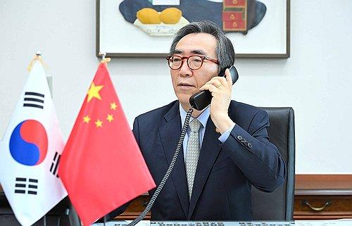 South Korean Foreign Minister Cho Tae-yul speaks by phone with Chinese Foreign Minister Wang Yi on Feb. 6, 2024, in this file image provided by the foreign ministry. (PHOTO NOT FOR SALE) (Yonhap)