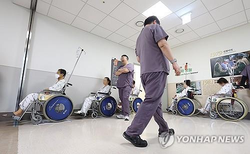 Pacientes en sillas de ruedas esperan recibir tratamiento en un importante hospital de Seúl el 7 de mayo de 2024. (Yonhap)