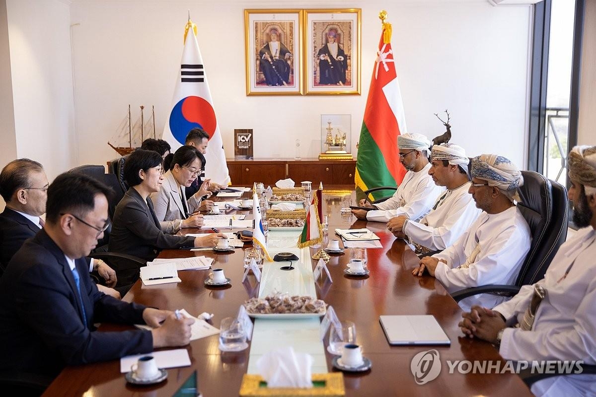 This file photo taken in August 2023 and provided by the Ministry of Environment shows Environment Minister Han Wha-jin (3rd from L) in talks with government officials in Muscat, capital of Oman. (PHOTO NOT FOR SALE) (Yonhap)