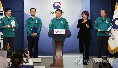 El ministro de Salud, Cho Kyoo-hong, habla durante una rueda de prensa en Seúl el 4 de junio de 2024. (Yonhap)