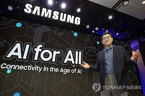 This file photo provided by Samsung Electronics Co. on Jan. 8, 2024, shows Vice Chairman Han Jong-hee introducing the company's AI strategy at CES 2024 in Las Vegas, Nevada. (PHOTO NOT FOR SALE) (Yonhap)