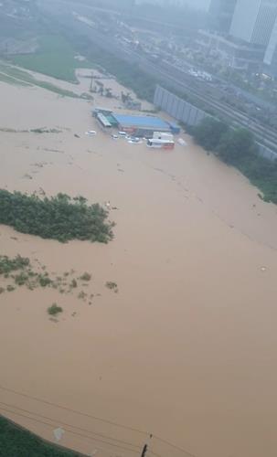 Esta imagen de una zona sumergida en Pyeongtaek, provincia de Gyeonggi, fue proporcionada por un lector. (FOTO NO A LA VENTA) (Yonhap)