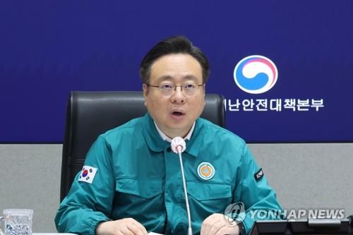 El ministro de Salud, Cho Kyoo-hong, habla durante una reunión sobre la huelga de médicos en Seúl el 18 de julio de 2024. (Yonhap)