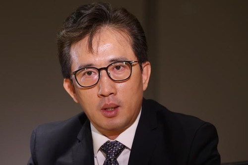 Ri Il-gyu, ex consejero de asuntos políticos de la embajada de Corea del Norte en Cuba, habla sobre su vida como diplomático norcoreano en una entrevista con la Agencia de Noticias Yonhap el 23 de julio de 2024. (Yonhap)