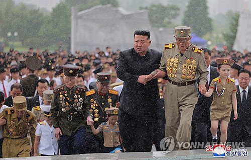 El líder norcoreano Kim Jong-un (tercero desde la derecha) visita el Cementerio de los Mártires de la Guerra de Liberación de la Patria en Pyongyang el 26 de julio de 2024, un día antes de la firma del armisticio que puso fin a la Guerra de Corea de 1950-53, en esta foto publicada por la Agencia Central de Noticias de Corea del Norte. (Para uso exclusivo en la República de Corea. Prohibida su redistribución) (Yonhap)