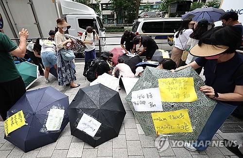 Victims of payment delays by TMON and WeMakePrice, South Korean e-commerce platforms, protest in front of the headquarters of Qoo10 in Seoul on July 28, 2024. (Yonhap)