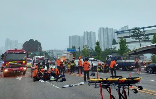 Esta fotografía proporcionada por la autoridad de bomberos de la provincia de Gyeonggi muestra la escena de un accidente de tráfico fatal en Ansan el 24 de agosto de 2024. (FOTO NO A LA VENTA) (Yonhap)