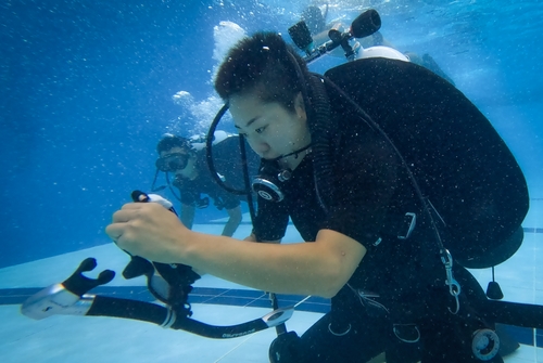 El teniente de primera clase Mun Hee-woo participa en un entrenamiento de 12 semanas para convertirse en buzo de aguas profundas de la Marina en esta foto proporcionada por la Marina el 30 de agosto de 2024. (FOTO NO A LA VENTA) (Yonhap)