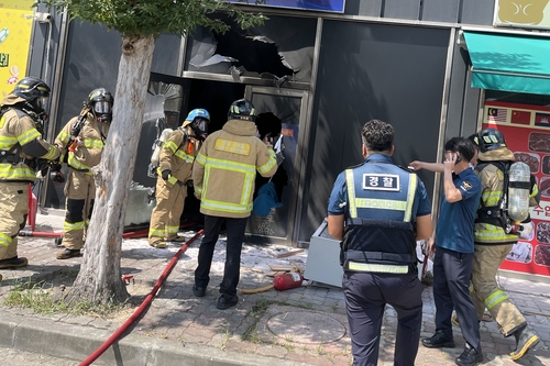 Los bomberos y la policía responden a un incendio que se desató en una sala de juegos en el condado suroccidental de Yeongam, a 307 kilómetros al sur de Seúl, el 1 de septiembre de 2024, en esta fotografía proporcionada por el Departamento de Bomberos de la provincia de Jeolla del Sur. (LA FOTO NO ESTÁ A LA VENTA) (Yonhap)