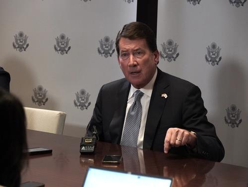 El senador Bill Hagerty (republicano de Tennessee) habla durante una mesa redonda con los medios en un hotel de Seúl el 3 de septiembre de 2024, en esta foto proporcionada por la Embajada de los Estados Unidos en Seúl. (FOTO NO A LA VENTA) (Yonhap) 