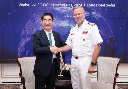 El ministro de Defensa, Kim Yong-hyun (izq.), estrecha la mano de Rob Bauer, presidente del Comité Militar de la Organización del Tratado del Atlántico Norte, durante su reunión en Seúl el 11 de septiembre de 2024, en esta foto proporcionada por la oficina de Kim. (FOTO NO A LA VENTA) (Yonhap)