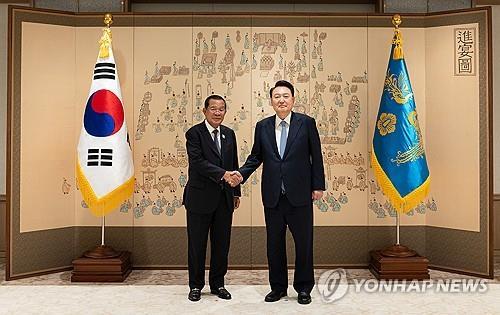 El presidente de Corea del Sur, Yoon Suk Yeol (derecha), y el jefe del Senado de Camboya, Hun Sen, posan para una fotografía en la oficina presidencial en Seúl el 11 de septiembre de 2024, en esta foto proporcionada por la oficina de Yoon. (FOTO NO A LA VENTA) (Yonhap)