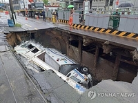 (3rd LD) Over 900 evacuated as heavy rain floods homes, roads in southern S. Korea