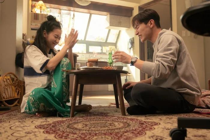 A still from "Love in the Big City," provided by Plus M Entertainment, shows Jae-hee and Heung-soo, played by Kim Go-eun and Noh Sang-hyun, respectively. (PHOTO NOT FOR SALE) (Yonhap)