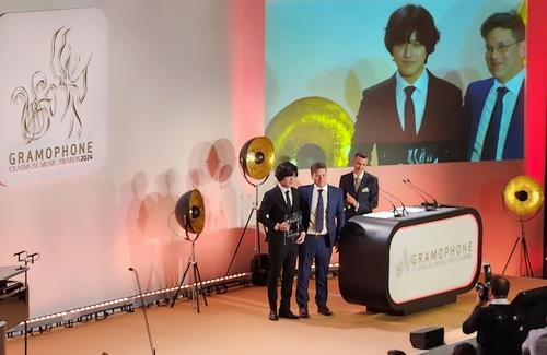 South Korean Pianist Lim Yunchan receives the prestigious Gramophone Classical Music Award in the piano category during a ceremony in London on Oct. 2, 2024. (Yonhap)