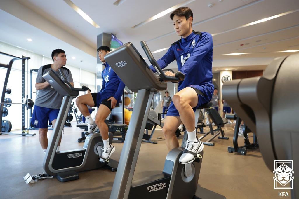 Kim Dong-jin (l), assistant coach of the South Korea men's national football team, talks to midfielders Hwang Hee-chan (c) and Paik Seung-ho during the team's indoor training session at the Sheraton Amman Al Nabil Hotel in Amman. Jordan, on October 7, 2024, in this photo provided by the Korean Football Association. (PHOTO NOT FOR SALE) (Yonhap)